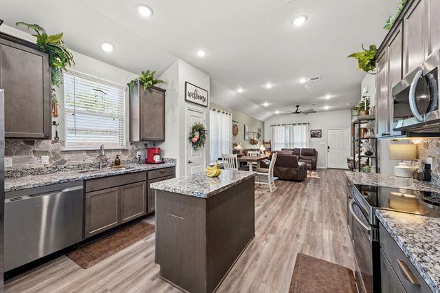 123 Town And Country Road, Huntsville, TX 77320