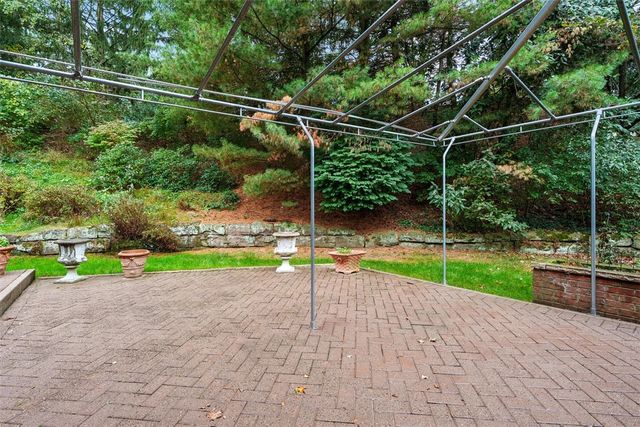 315 Kingsberry Cir, Mt Lebanon, PA 15234