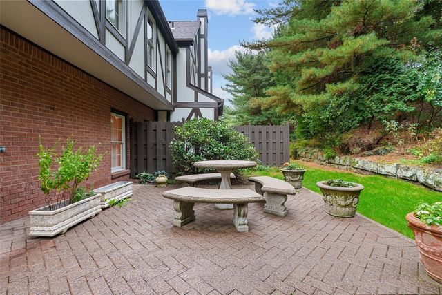 315 Kingsberry Cir, Mt Lebanon, PA 15234