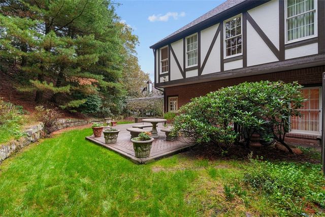 315 Kingsberry Cir, Mt Lebanon, PA 15234