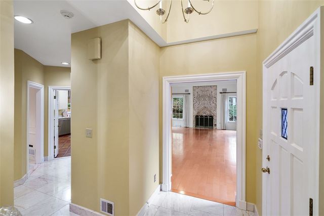 315 Kingsberry Cir, Mt Lebanon, PA 15234