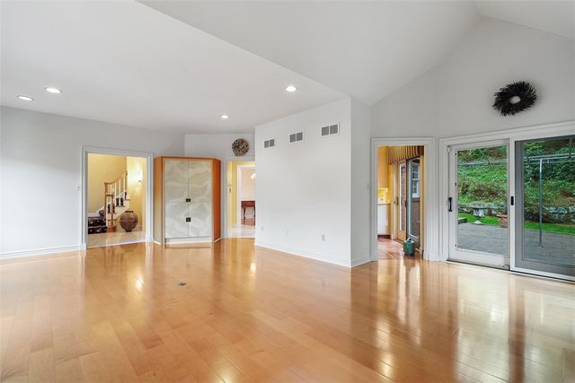 315 Kingsberry Cir, Mt Lebanon, PA 15234