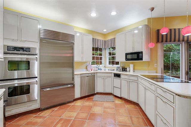 315 Kingsberry Cir, Mt Lebanon, PA 15234