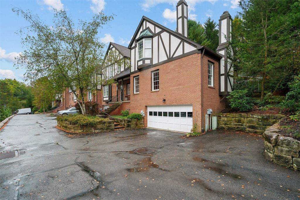 315 Kingsberry Cir, Mt Lebanon, PA 15234