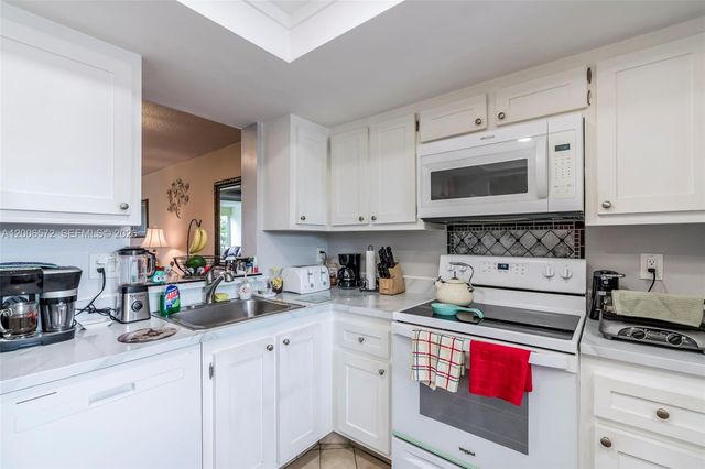 7610 NW 18th St 203, Margate, FL 33063