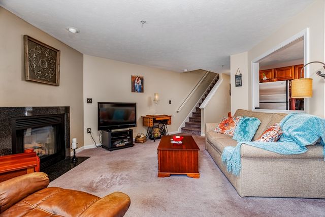 101 Bridle Cross Rd 101, Fitchburg, MA 01420