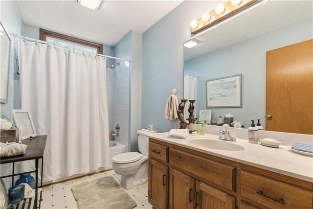 1141 NE Hunters Ridge, Lee's Summit, MO 64086