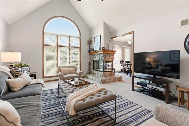 1141 NE Hunters Ridge, Lee's Summit, MO 64086