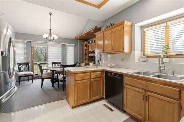 1141 NE Hunters Ridge, Lee's Summit, MO 64086