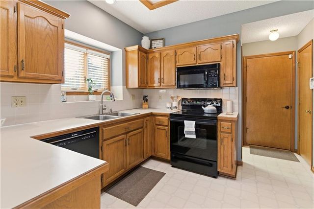 1141 NE Hunters Ridge, Lee's Summit, MO 64086