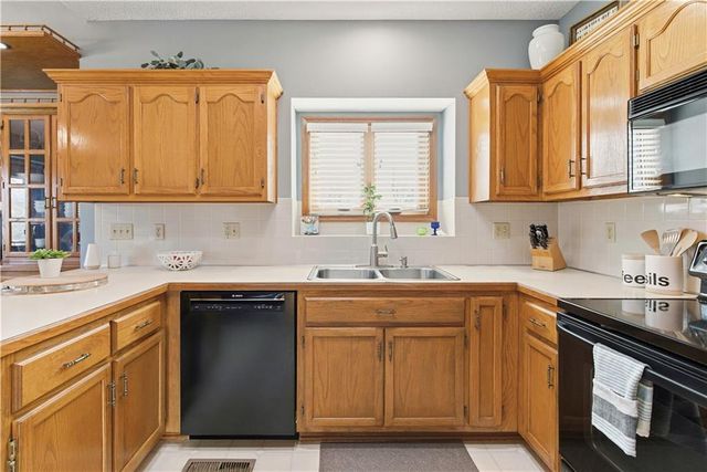 1141 NE Hunters Ridge, Lee's Summit, MO 64086