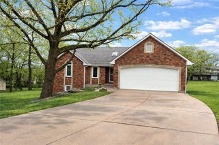 1141 NE Hunters Ridge, Lee's Summit, MO 64086