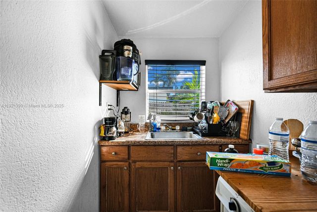 2040 NW 34th St, Miami, FL 33142