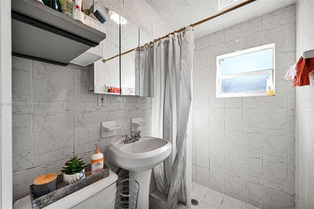 2040 NW 34th St, Miami, FL 33142