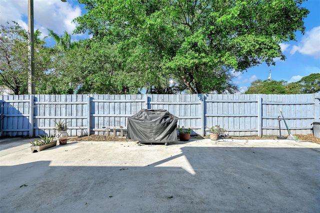 2040 NW 34th St, Miami, FL 33142