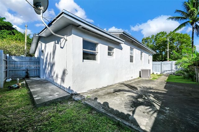2040 NW 34th St, Miami, FL 33142