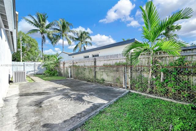 2040 NW 34th St, Miami, FL 33142