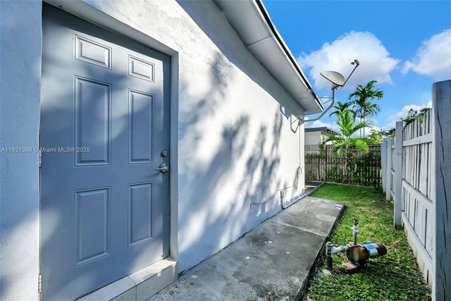 2040 NW 34th St, Miami, FL 33142
