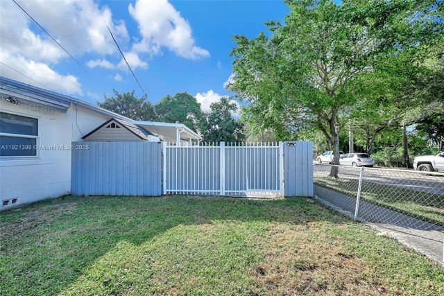 2040 NW 34th St, Miami, FL 33142