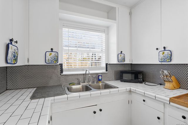 615 Overhill Drive, San Antonio, TX 78228