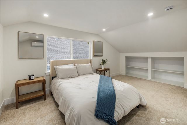 5520 Brooklyn Avenue NE, Seattle, WA 98105