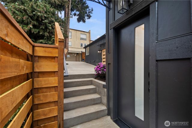 5520 Brooklyn Avenue NE, Seattle, WA 98105