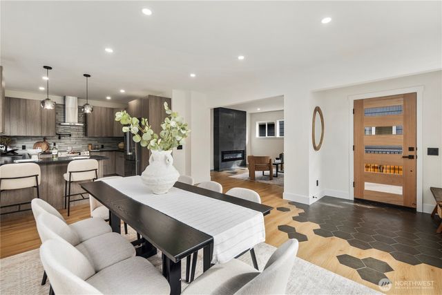 5520 Brooklyn Avenue NE, Seattle, WA 98105