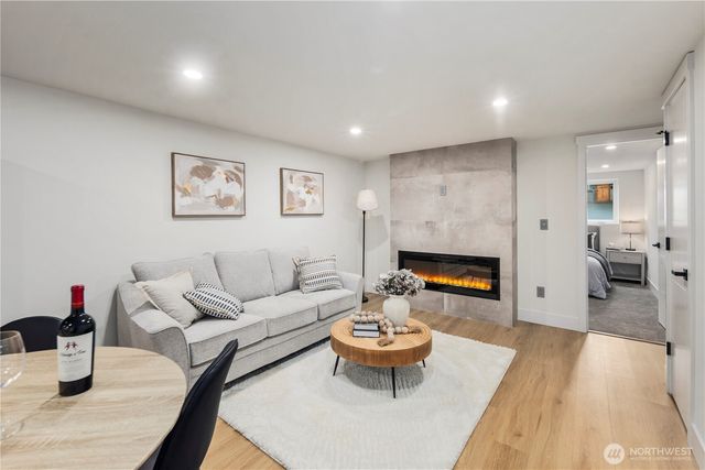 5520 Brooklyn Avenue NE, Seattle, WA 98105