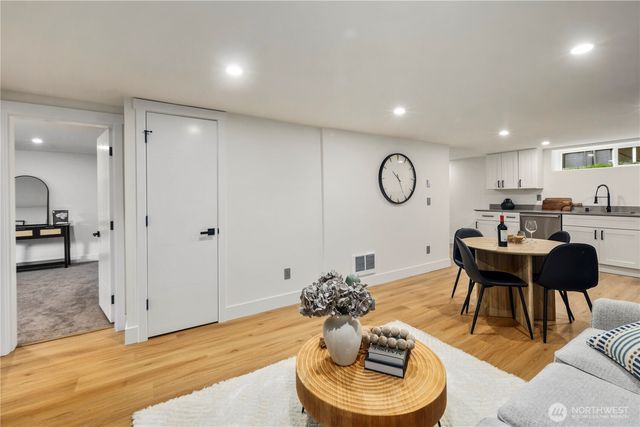 5520 Brooklyn Avenue NE, Seattle, WA 98105