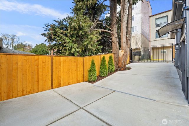 5520 Brooklyn Avenue NE, Seattle, WA 98105