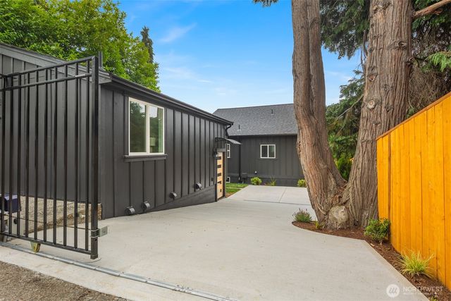 5520 Brooklyn Avenue NE, Seattle, WA 98105