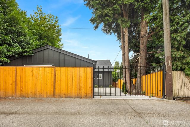 5520 Brooklyn Avenue NE, Seattle, WA 98105