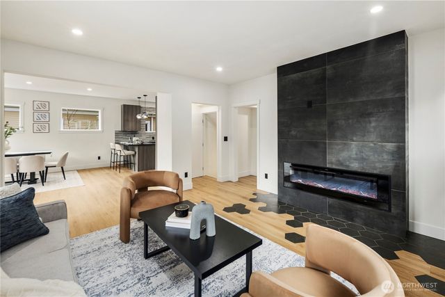5520 Brooklyn Avenue NE, Seattle, WA 98105