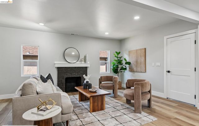 7807 Outlook Ave, Oakland, CA 94605