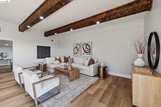 7807 Outlook Ave, Oakland, CA 94605