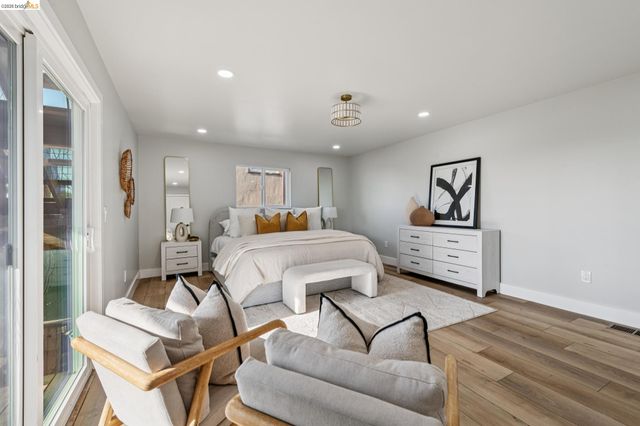 7807 Outlook Ave, Oakland, CA 94605