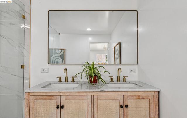 7807 Outlook Ave, Oakland, CA 94605