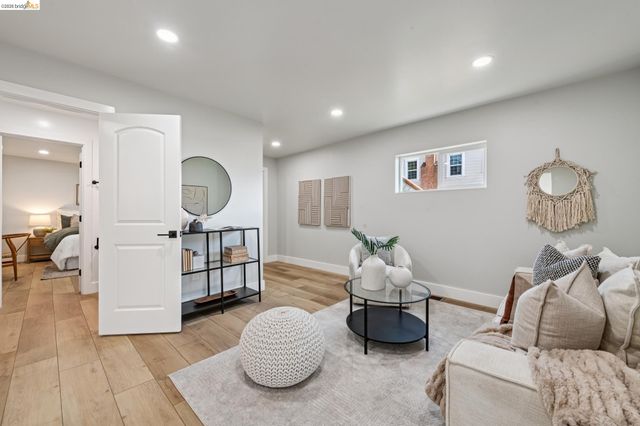 7807 Outlook Ave, Oakland, CA 94605