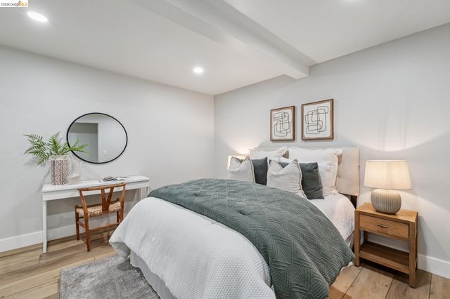 7807 Outlook Ave, Oakland, CA 94605