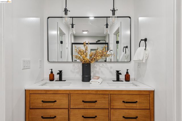 7807 Outlook Ave, Oakland, CA 94605