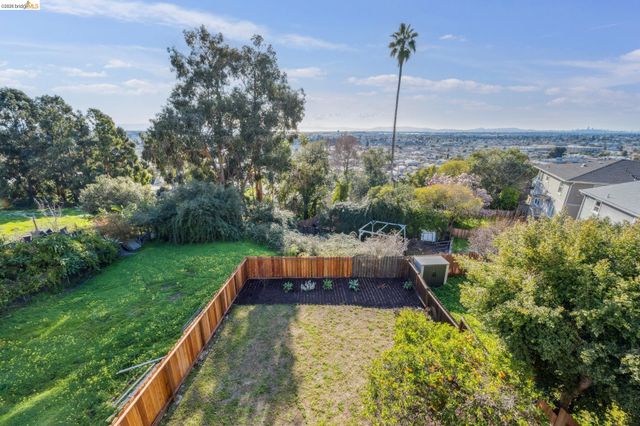 7807 Outlook Ave, Oakland, CA 94605