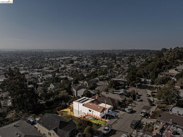 7807 Outlook Ave, Oakland, CA 94605