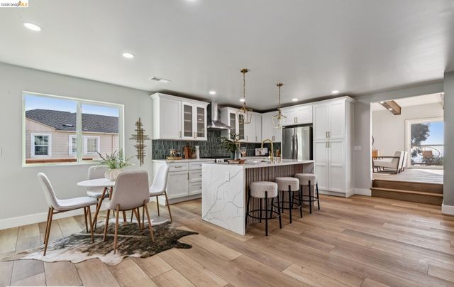 7807 Outlook Ave, Oakland, CA 94605