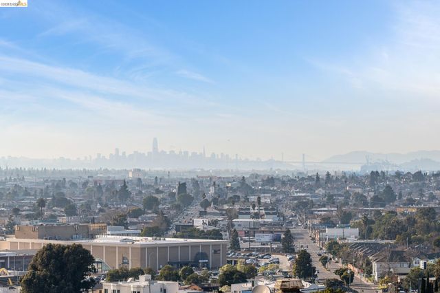 7807 Outlook Ave, Oakland, CA 94605