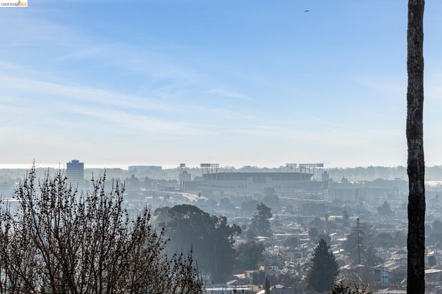 7807 Outlook Ave, Oakland, CA 94605