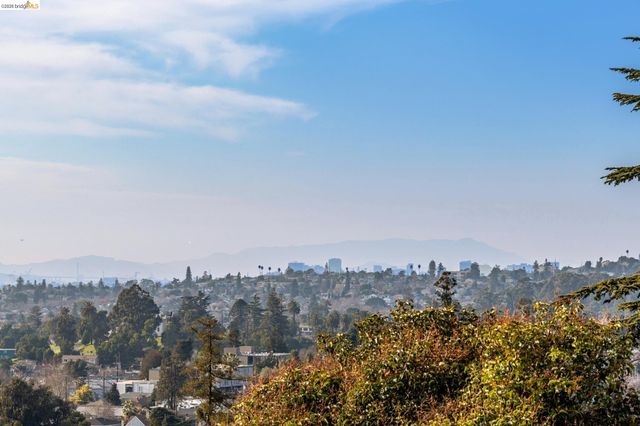 7807 Outlook Ave, Oakland, CA 94605