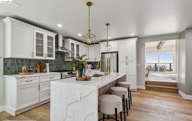 7807 Outlook Ave, Oakland, CA 94605