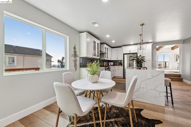 7807 Outlook Ave, Oakland, CA 94605