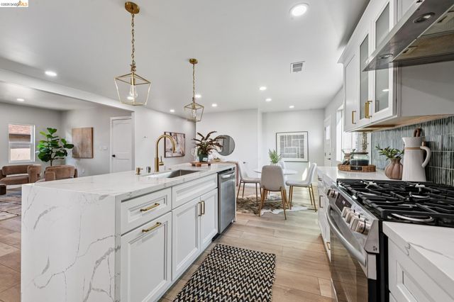 7807 Outlook Ave, Oakland, CA 94605