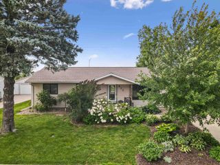 211 Spruce Hills Drive, Cedar Falls, IA 50613